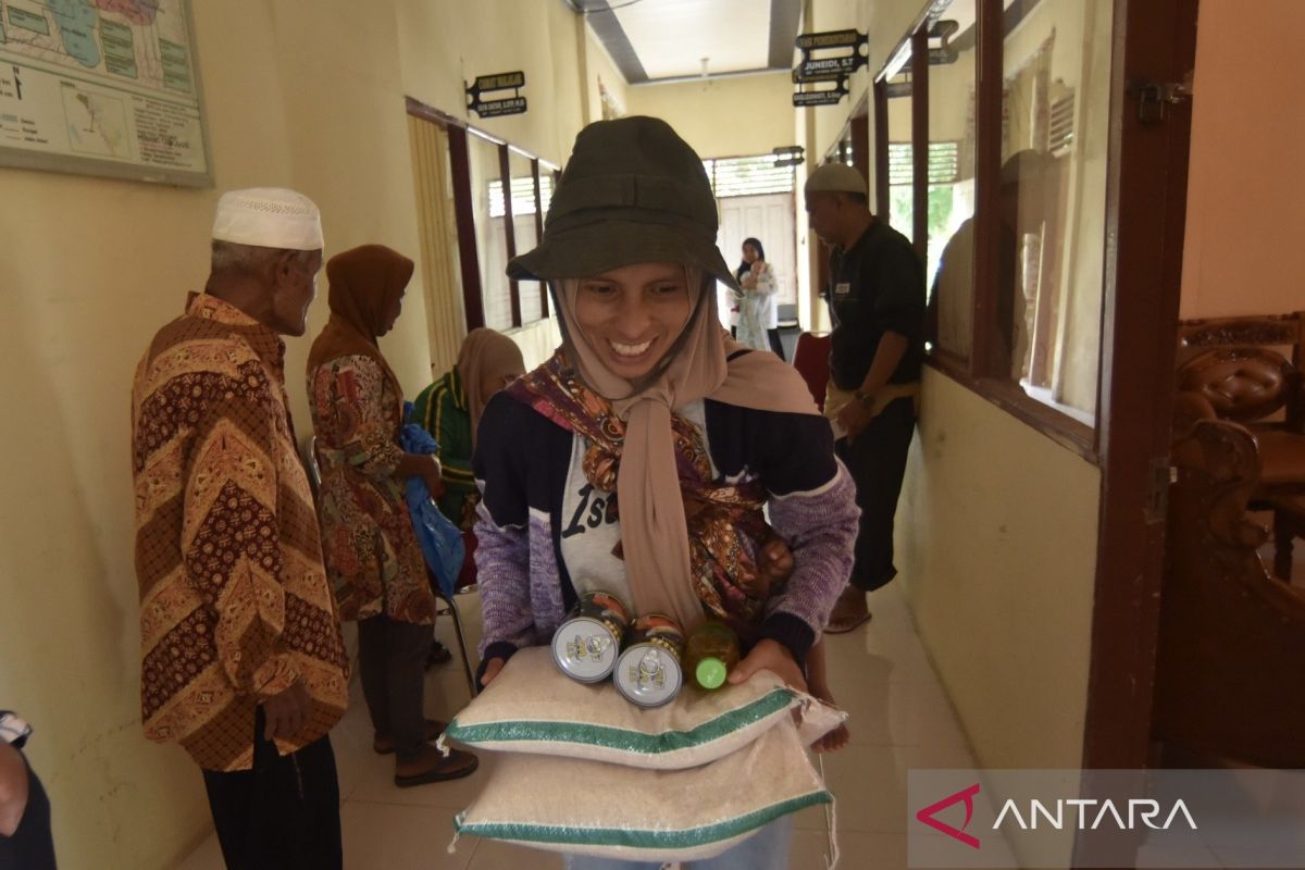Disaster survivors in Agam receive food aid ahead of Eid celebrations