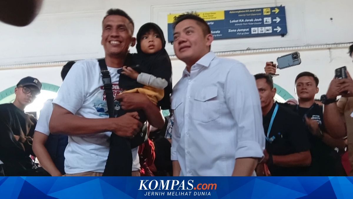 Mudik Passengers Selfie with Cabinet Secretary Teddy Ends with KAI Director Taking the Photo