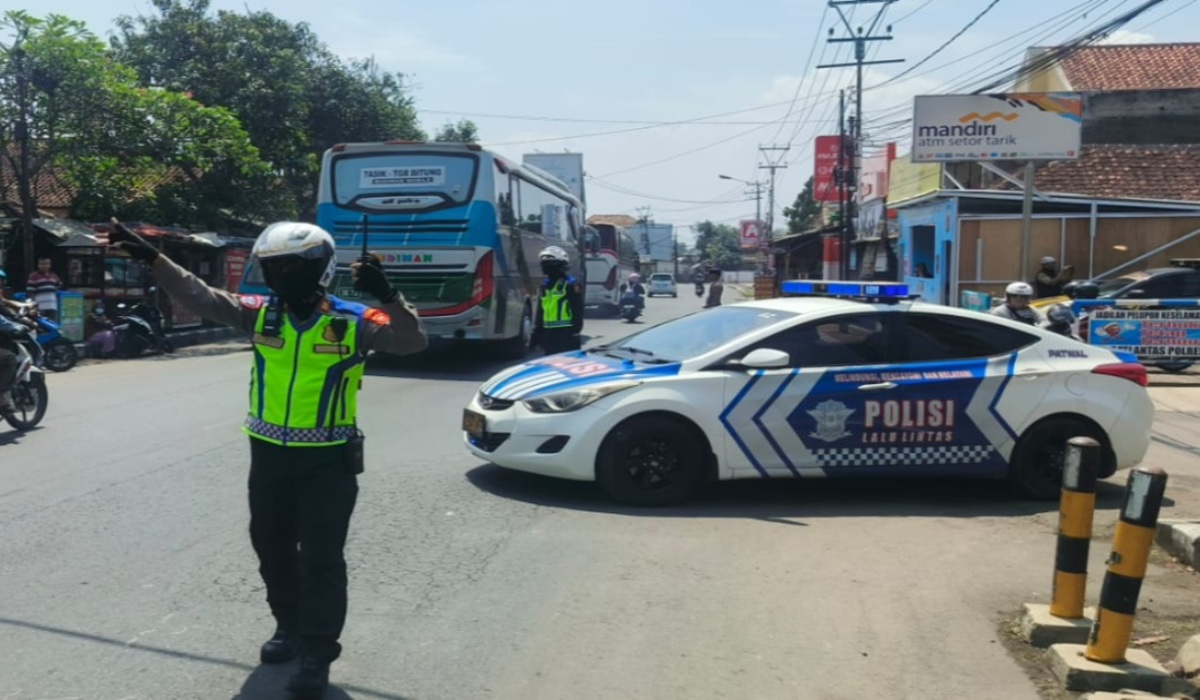 Eid Homecoming Traffic Increases; Garut Police Implement One-Way System on Limbangan-Malangbong Route