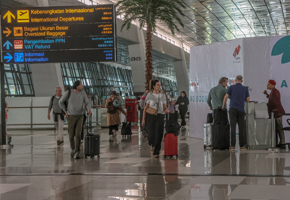 Public Complains of Expensive Air Tickets; Ministry of Transport: Not Direct Flights