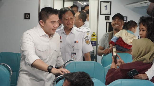 Cabinet Secretary Teddy Visits Pasarsenen Station to Inspect People's Economy Train