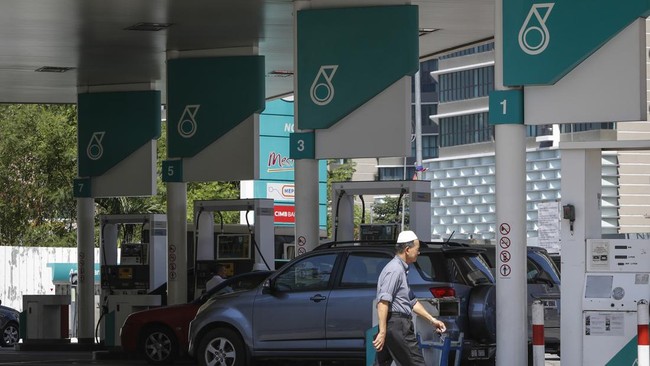 Indonesia's Neighbours Unite in Fuel Price Increases Following Regional Conflict