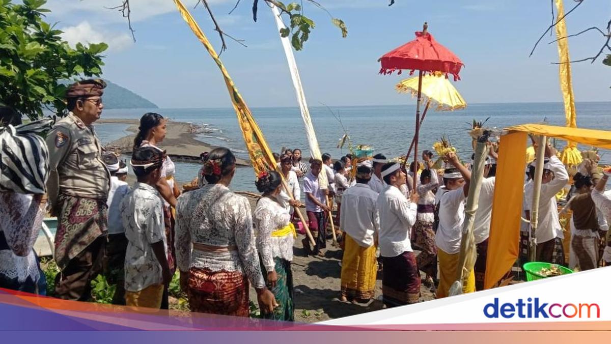 Solemn Melasti Procession Held in Tambora Ahead of Nyepi