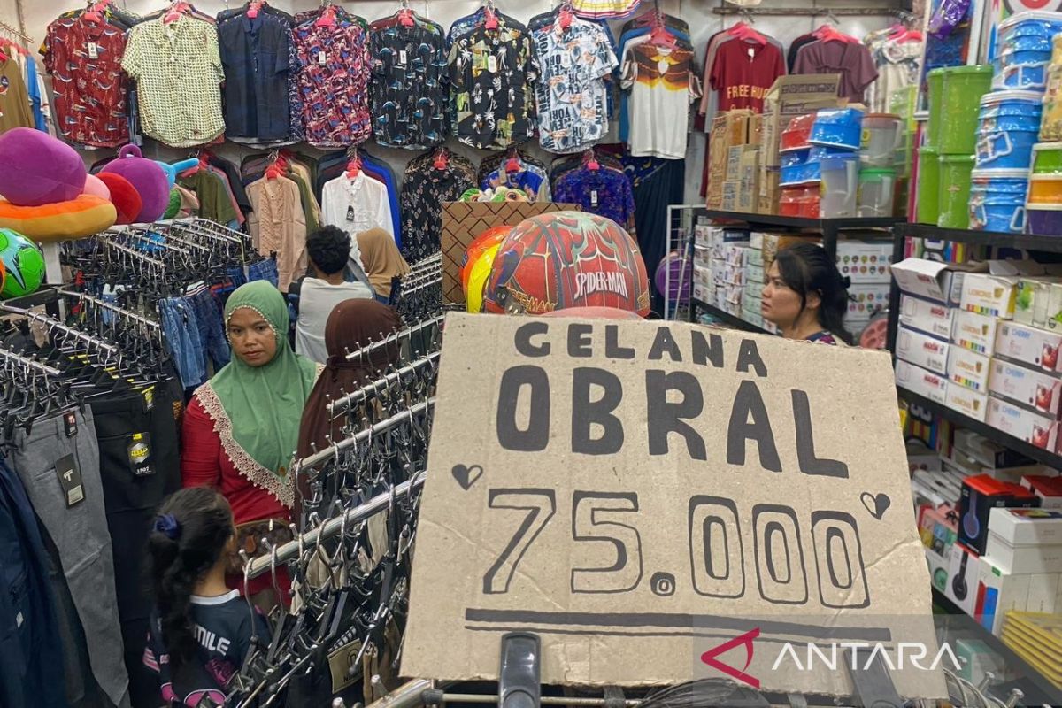 Disaster survivors find opportunity to purchase new clothing for Eid