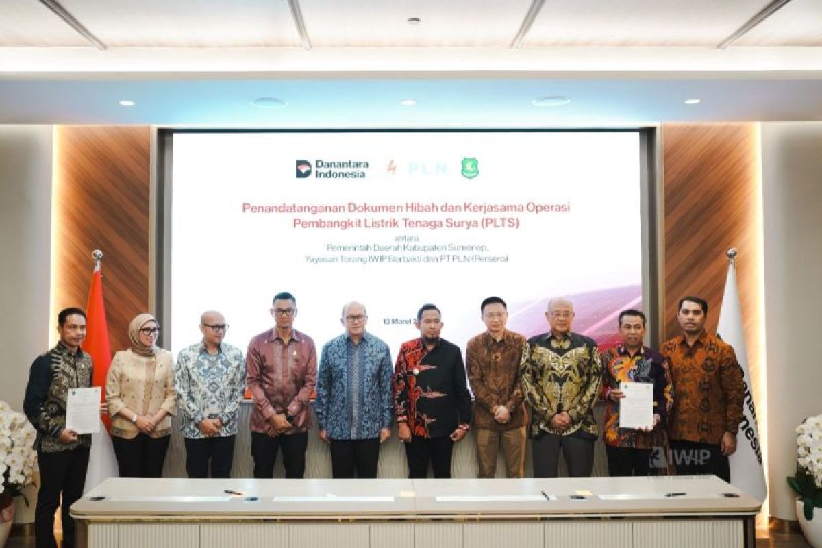 Government and Private Sector Collaborate to Donate Two Solar Power Plants to Sumenep Residents