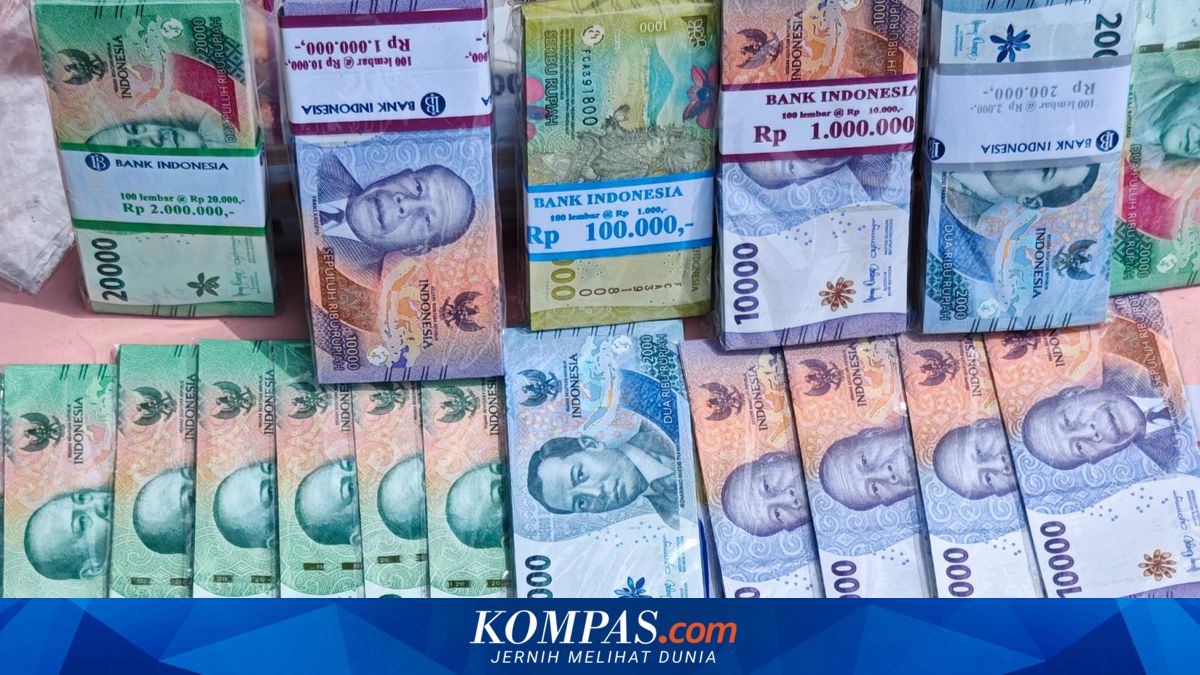 As Eid Approaches, Money Exchange Services Boom in Samarinda with Rate of Rp 20,000 Per Rp 100,000