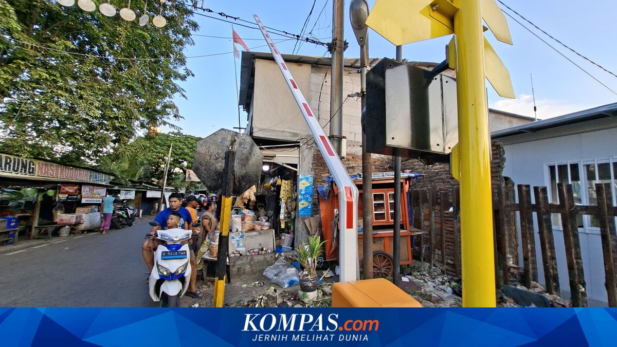 Automatic Railway Level Crossing Barrier in Petamburan Damaged by Motorcycle Just One Month After Installation