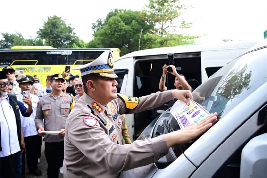 Hard Work by Jambi Police Traffic Directorate Helps Ease Congestion on East Cross Route