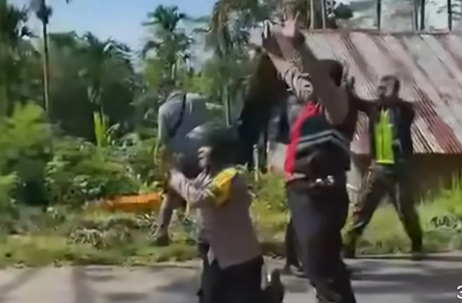 The Story of Aipda Arno, a Police Officer in NTT Who Knelt While Weeping to Quell Community Clashes