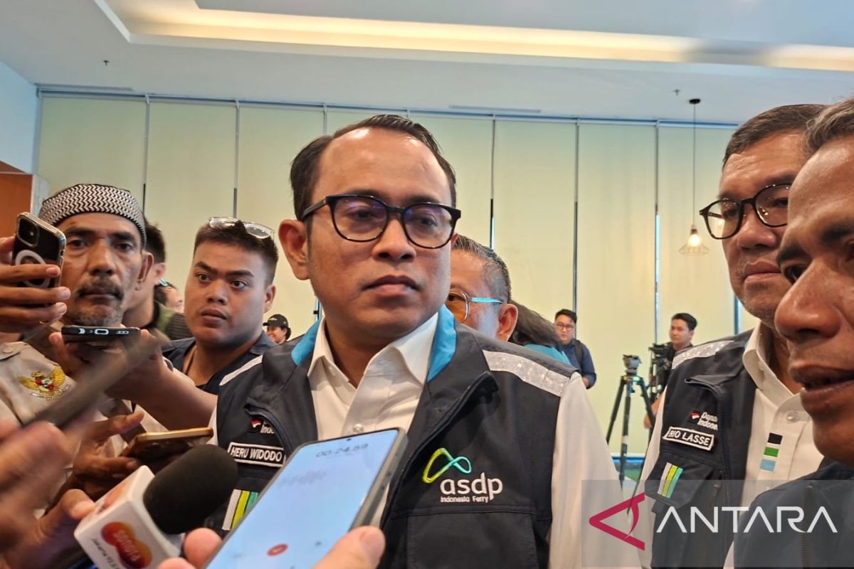 ASDP operates electric buses to serve passengers at Merak Terminal