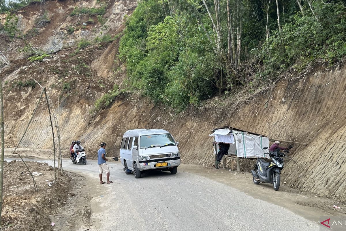 Residents manage traffic on disaster-affected route to Bukittinggi