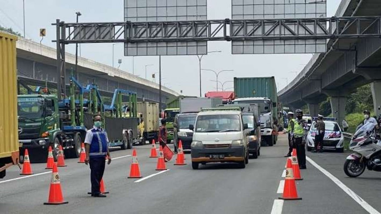 Jasa Marga Transjawa Implements Contraflow from KM 55 to KM 70 towards Cikampek on Jakarta-Cikampek Toll Road