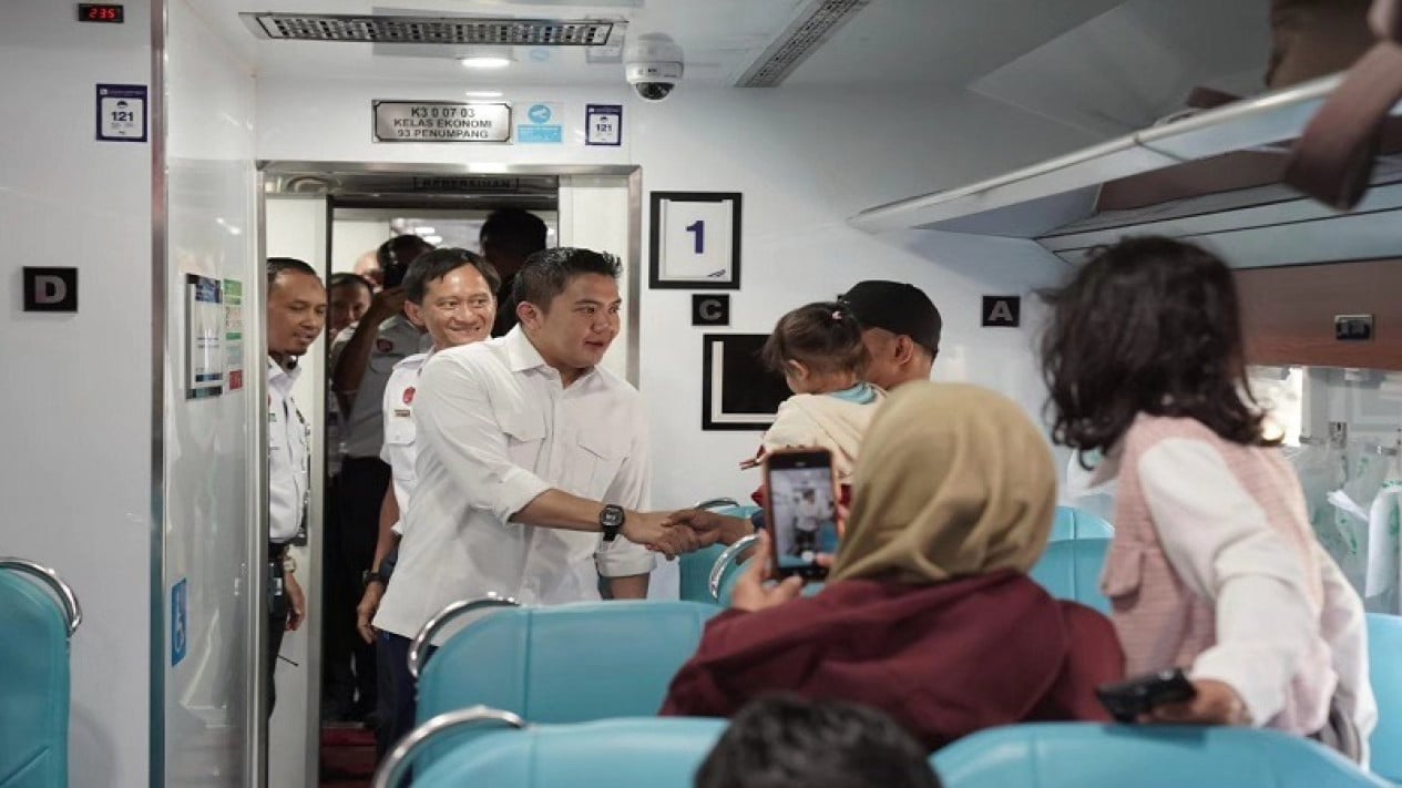Cabinet Secretary Teddy Inspects People's Economy Train at Pasar Senen Station, Fares Cut-Quality Improved