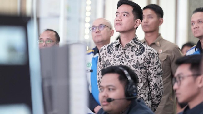 Vice President Gibran Visits Jasamarga Tollroad Command Centre to Monitor Lebaran Exodus Traffic