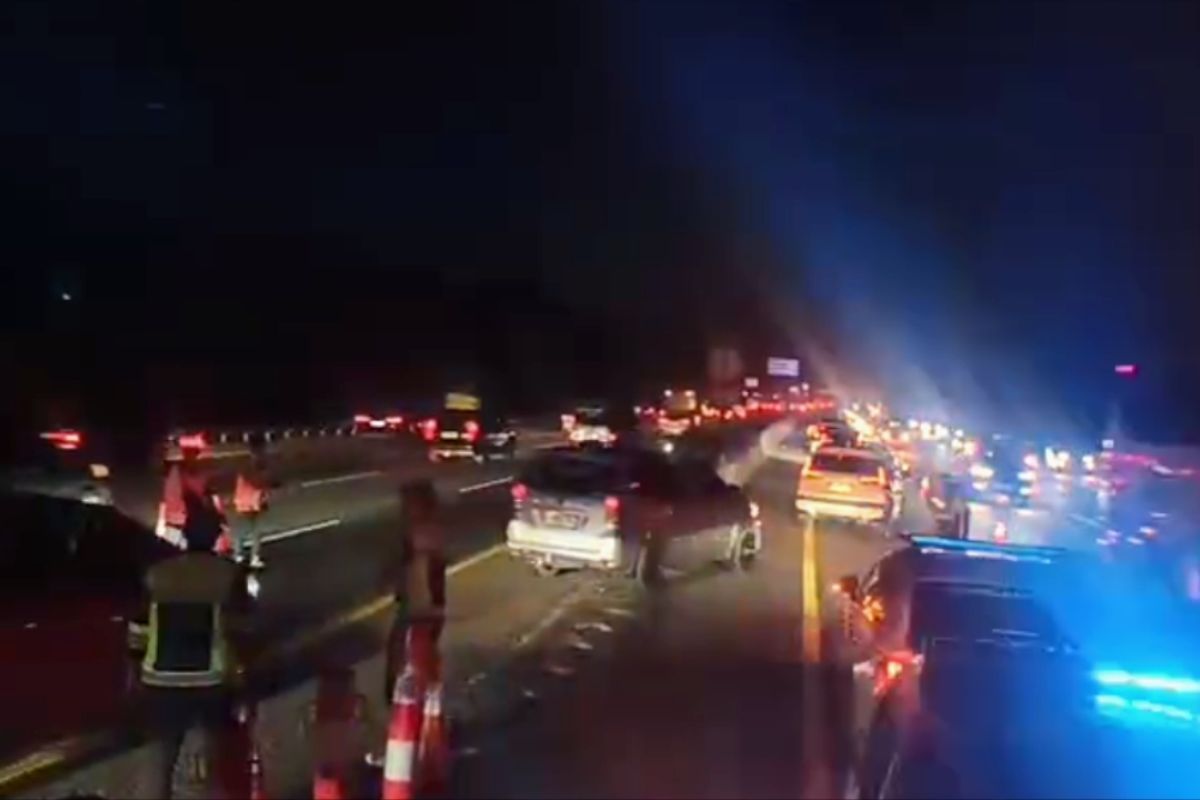 Officers implement contraflow to address congestion on Jakarta-Cikampek toll road