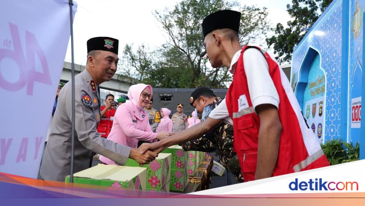 South Sumatra Police Chief Inspects Operation Ketupat 2026 Security Posts, Distributes Aid and Iftar Meals
