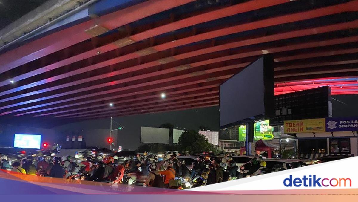 Scenes of Homecoming Rush Begin on Kalimalang Road