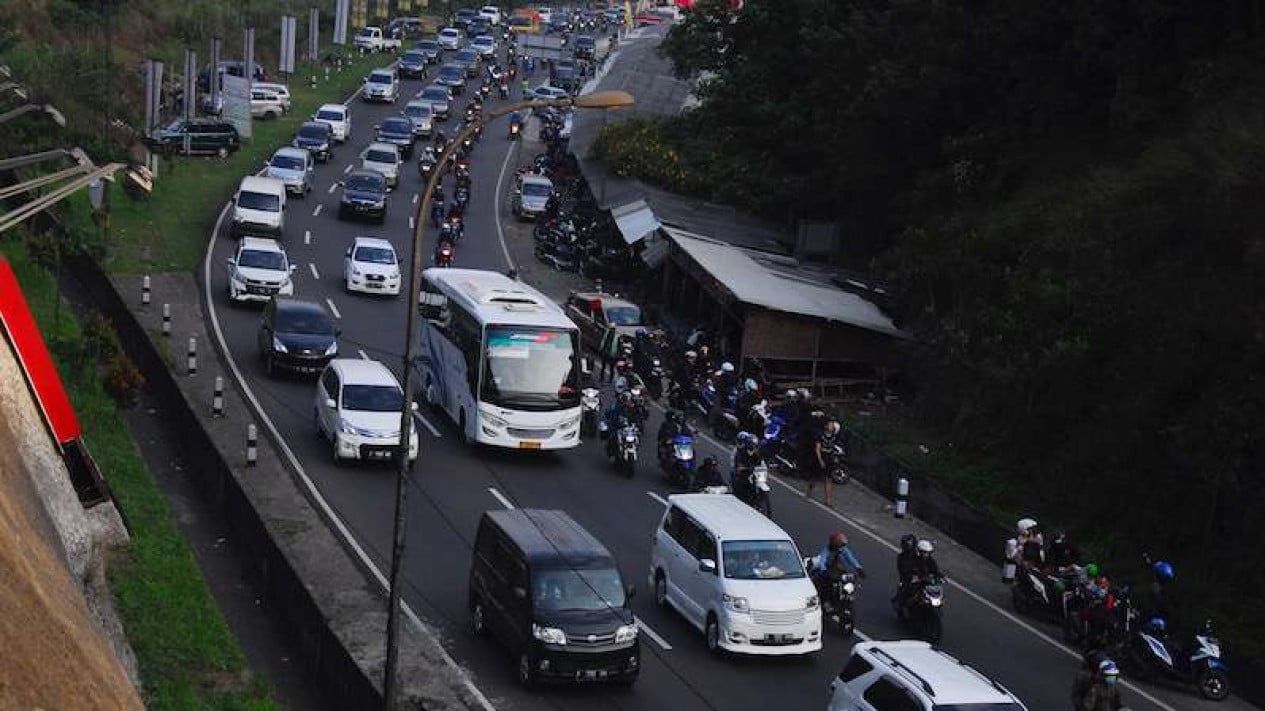 Nagreg Route Sees Surge in Homebound Traffic Four Days Before Eid, Vehicle Numbers Rise Significantly