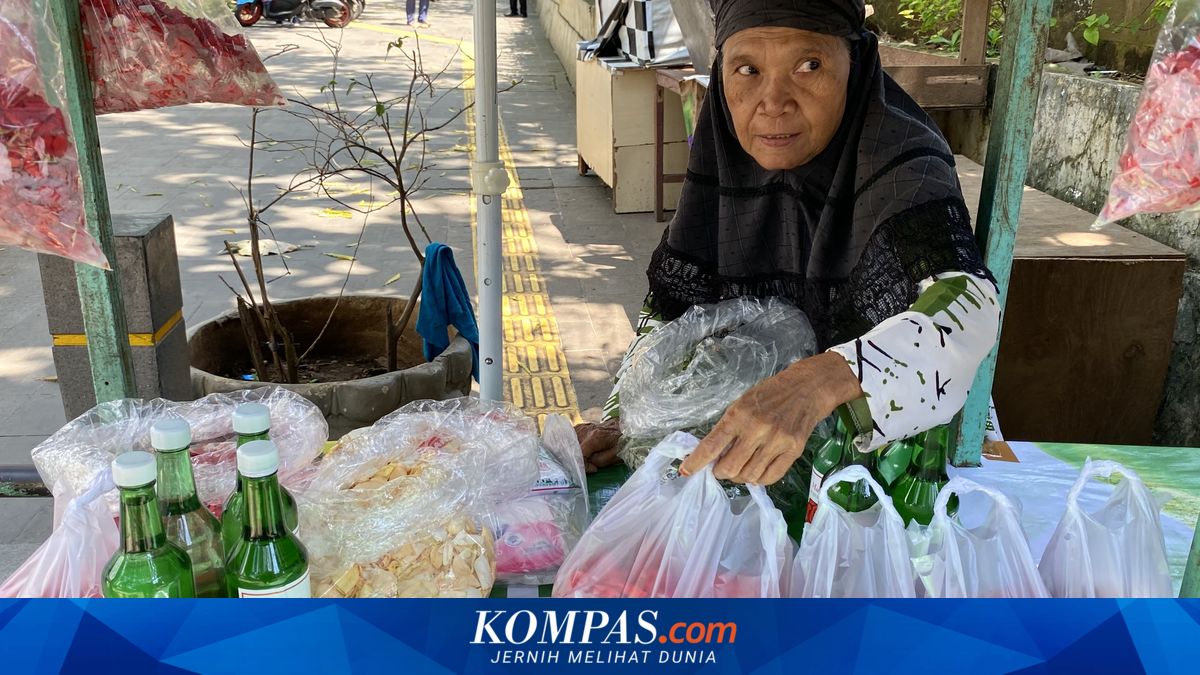 The Meaning Behind Scattered Flowers: A Symbol of Longing and Remembrance During Lebaran Pilgrimages