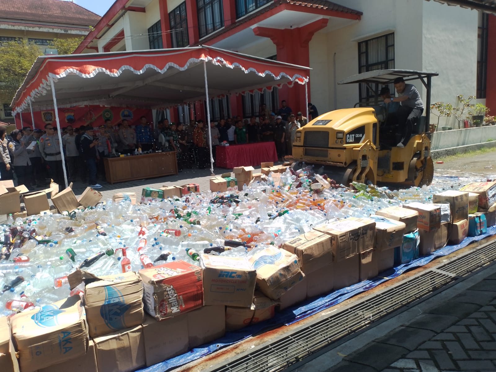 Klaten Police District and Regional Leadership Destroy Thousands of Alcohol Bottles and Hundreds of Illegal Silencers