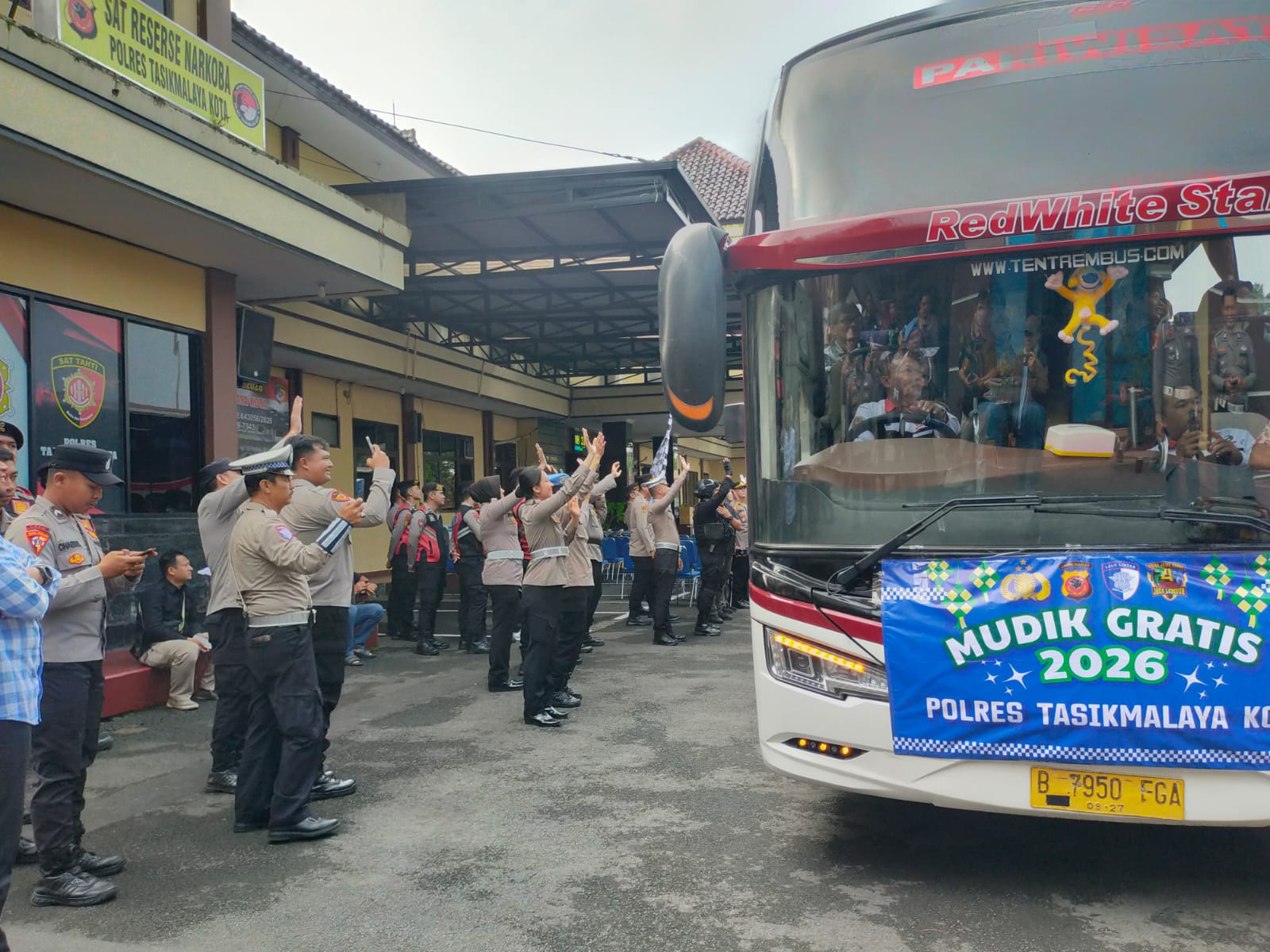 Tasikmalaya City Police Department Sends Off 114 Free Homecoming Passengers to Yogyakarta-Solo