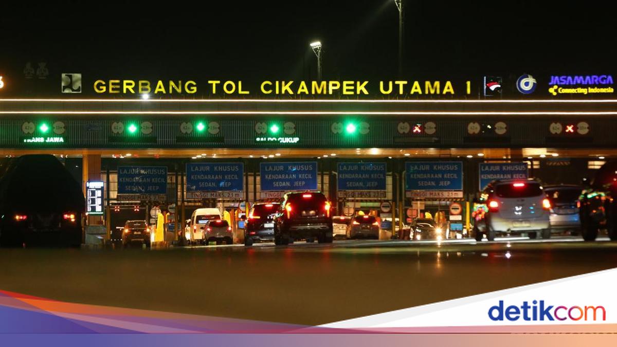 Jakarta-Cikampek Toll Road Begins Congestion Tonight as Contraflow Traffic System Implemented