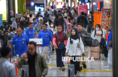 Passenger Numbers Surge at Gambir Station with 18,250 Travellers Departing on Eid Eve