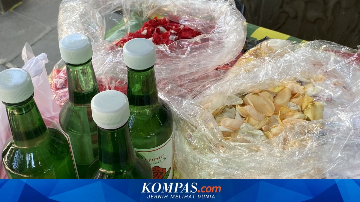 Scattered Flowers and Rose Water: Inseparable Elements of Eid Cemetery Visits