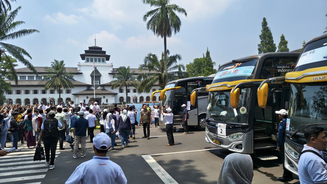 Defence Industry State-Owned Enterprise Holding Sends Off 900 Employees Returning to Hometowns