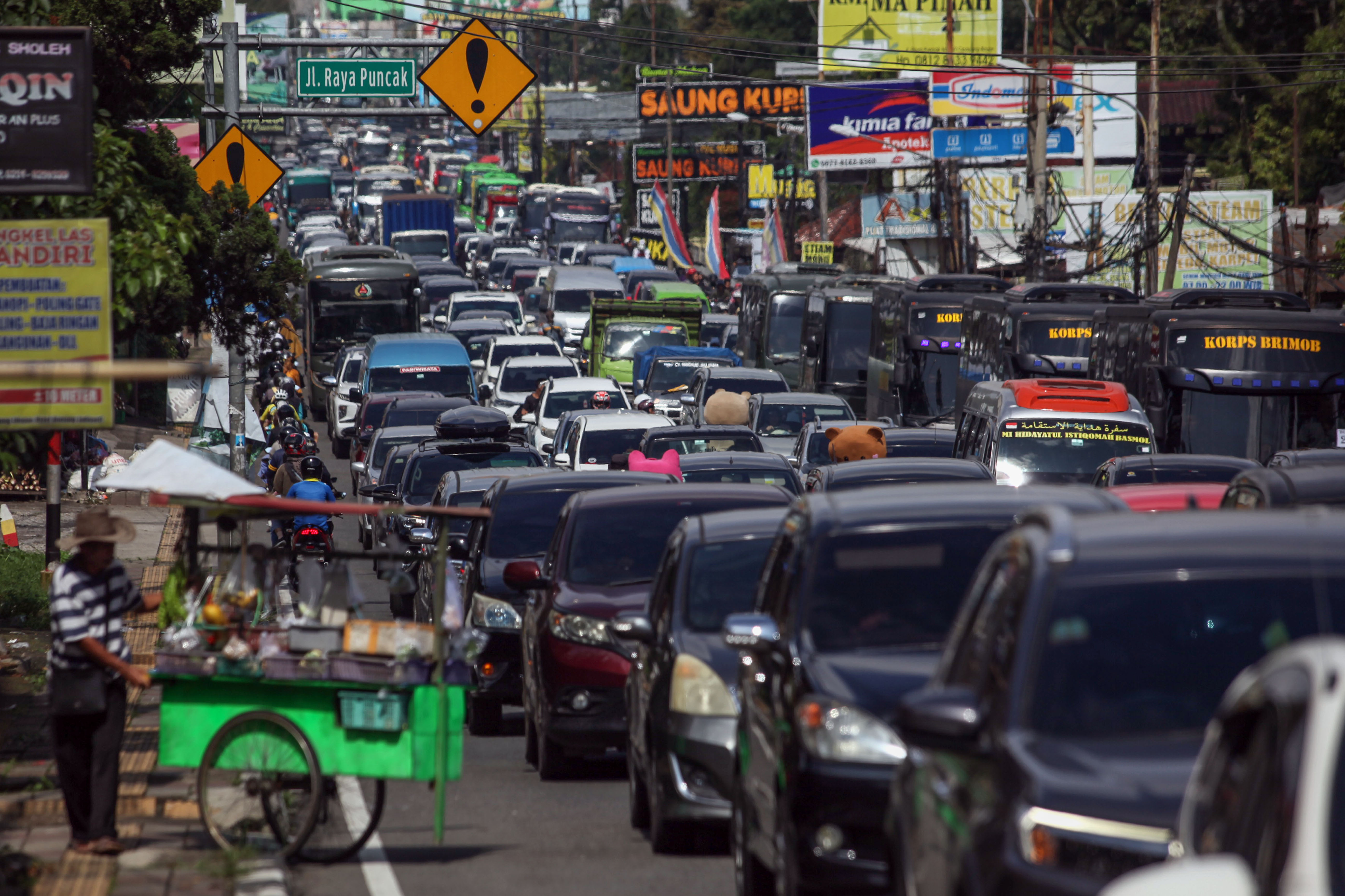 Puncak Road Bogor Exempted from One-Way System Until Eid