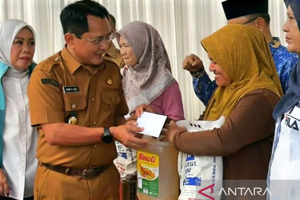 Padang Pariaman Regency Government Distributes Aid to 100 Disaster-Affected MSMEs