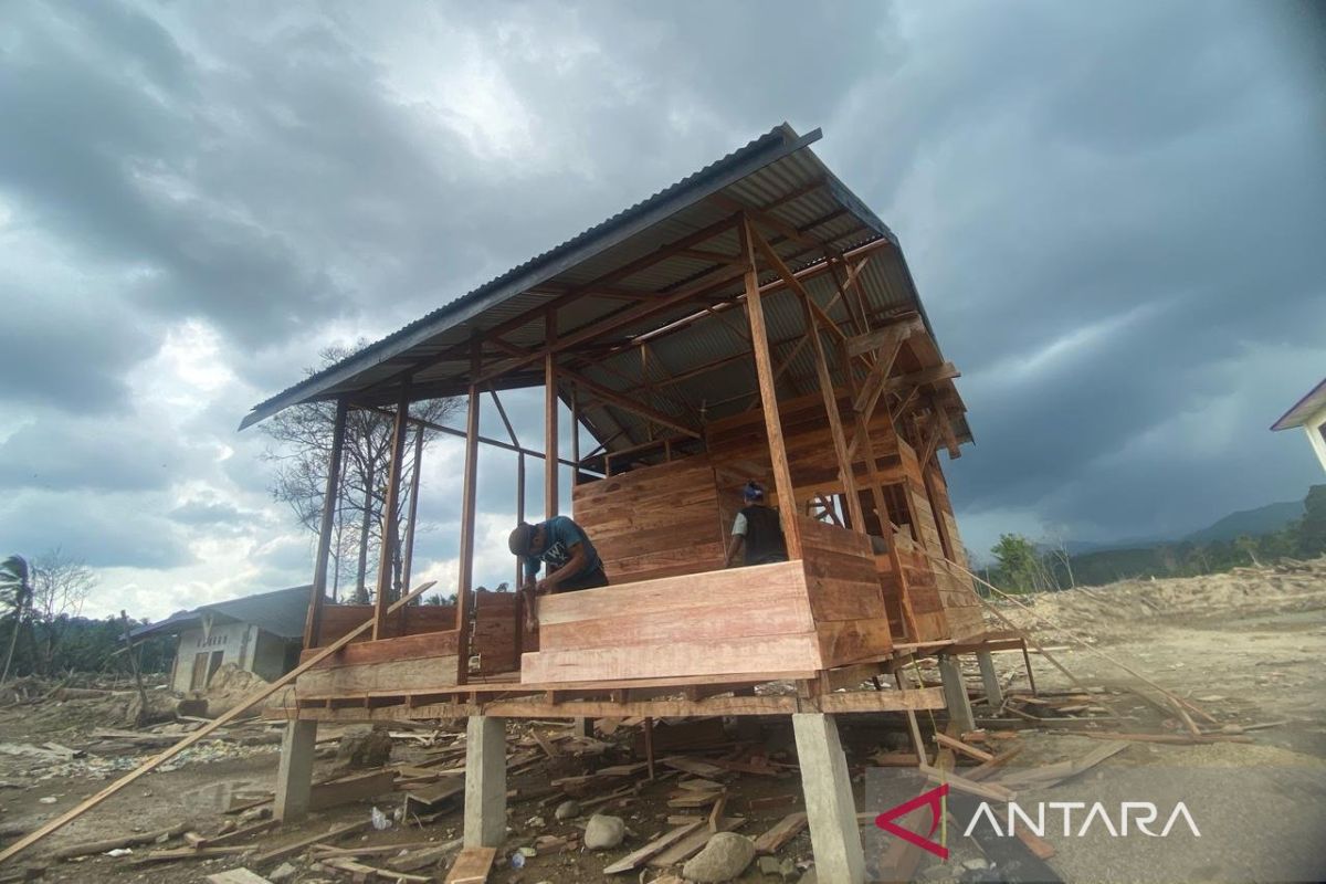 Residents utilise flood debris wood to construct temporary shelters