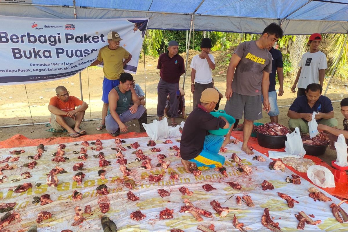 Huntara residents of Kayu Pasak receive meat ahead of Eid al-Fitr