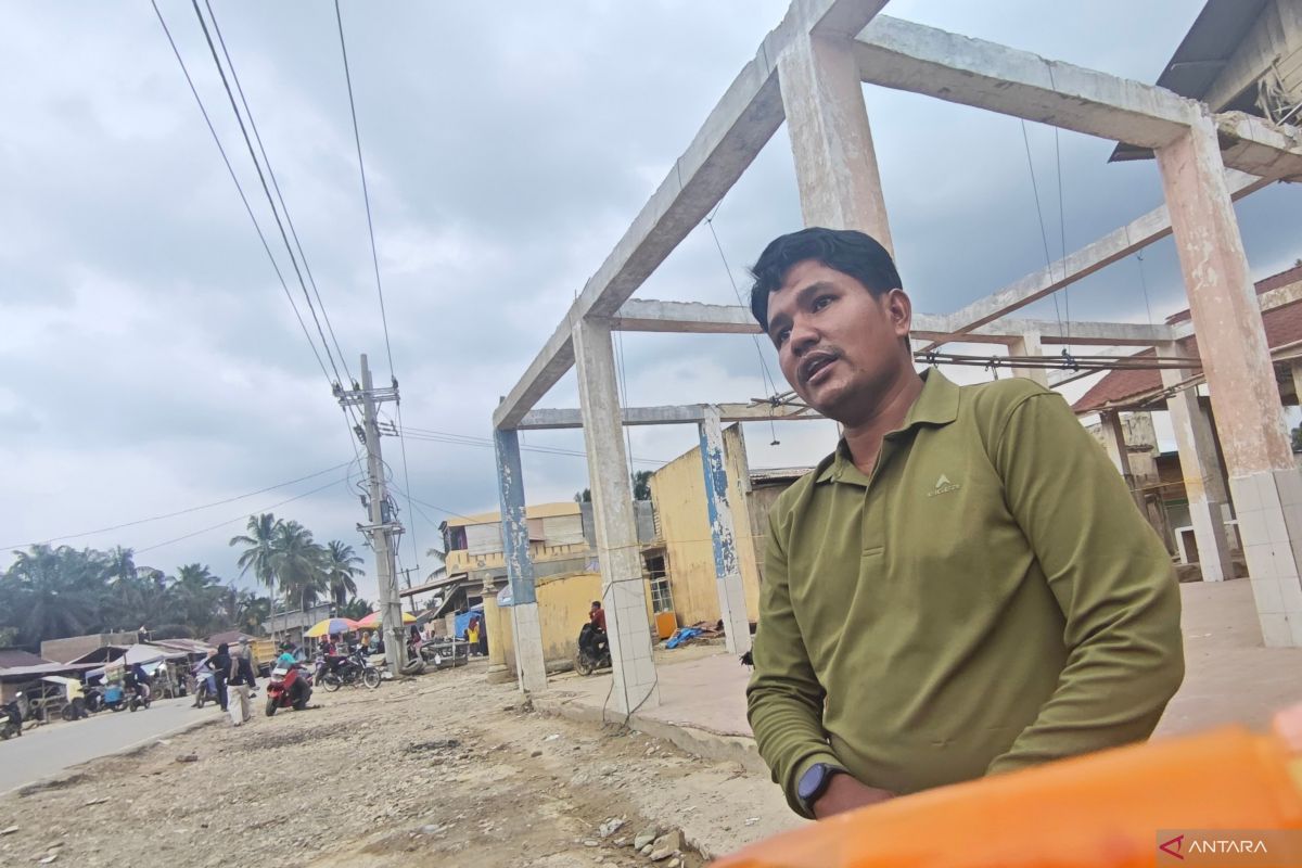Residents of Babo, Aceh destroy all flood-damaged durian trees