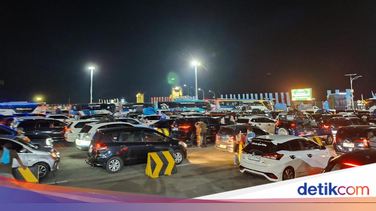 Merak Port Bustling with Holiday Travellers This Evening