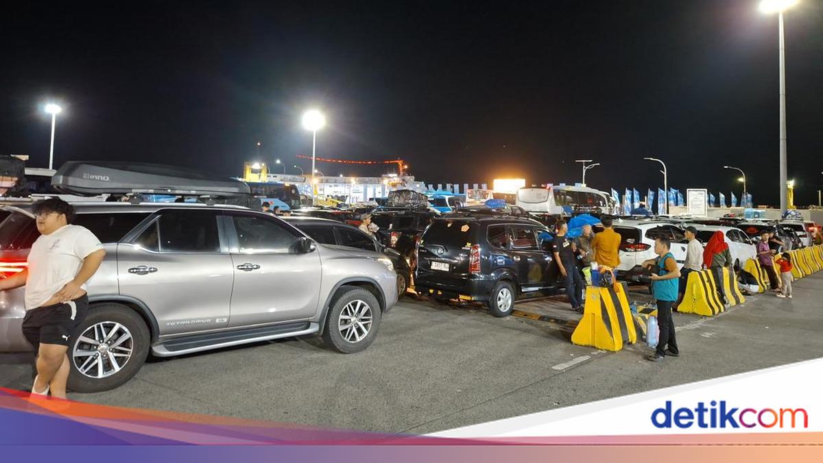 Police Install Barriers at Merak Port as Mudik Traffic Intensifies
