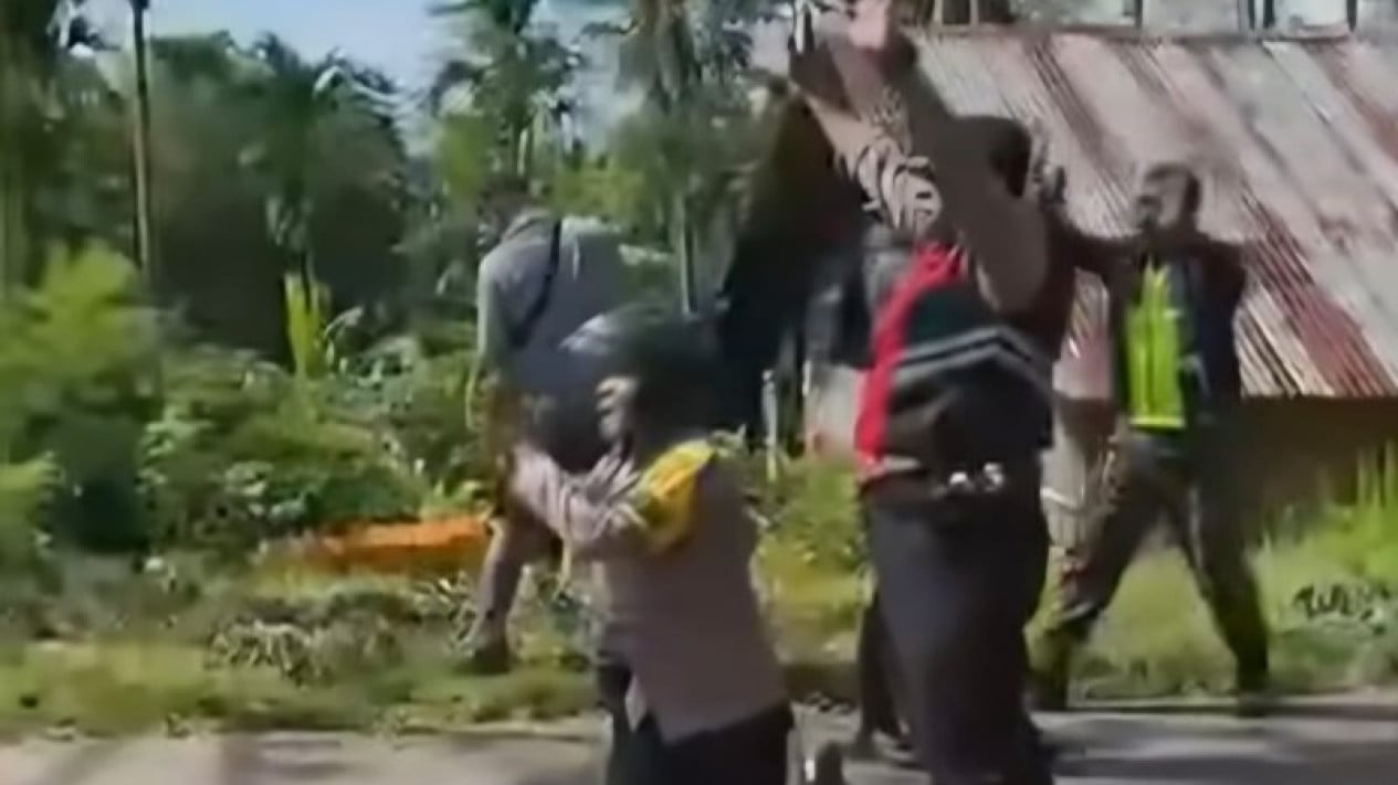 Police Officer Kneels and Pleads with Residents to Prevent Clashes in East Nusa Tenggara