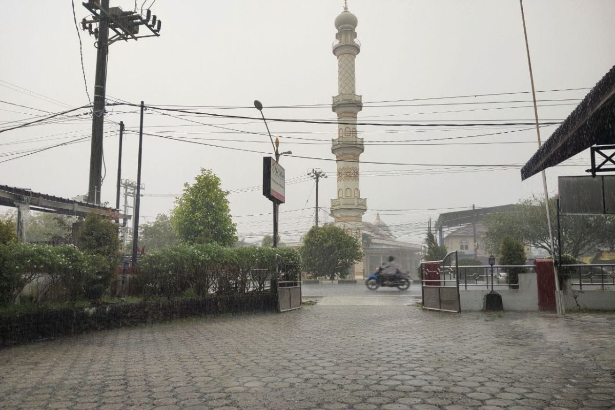 BMKG warns of potential very heavy rainfall in several regions on Wednesday