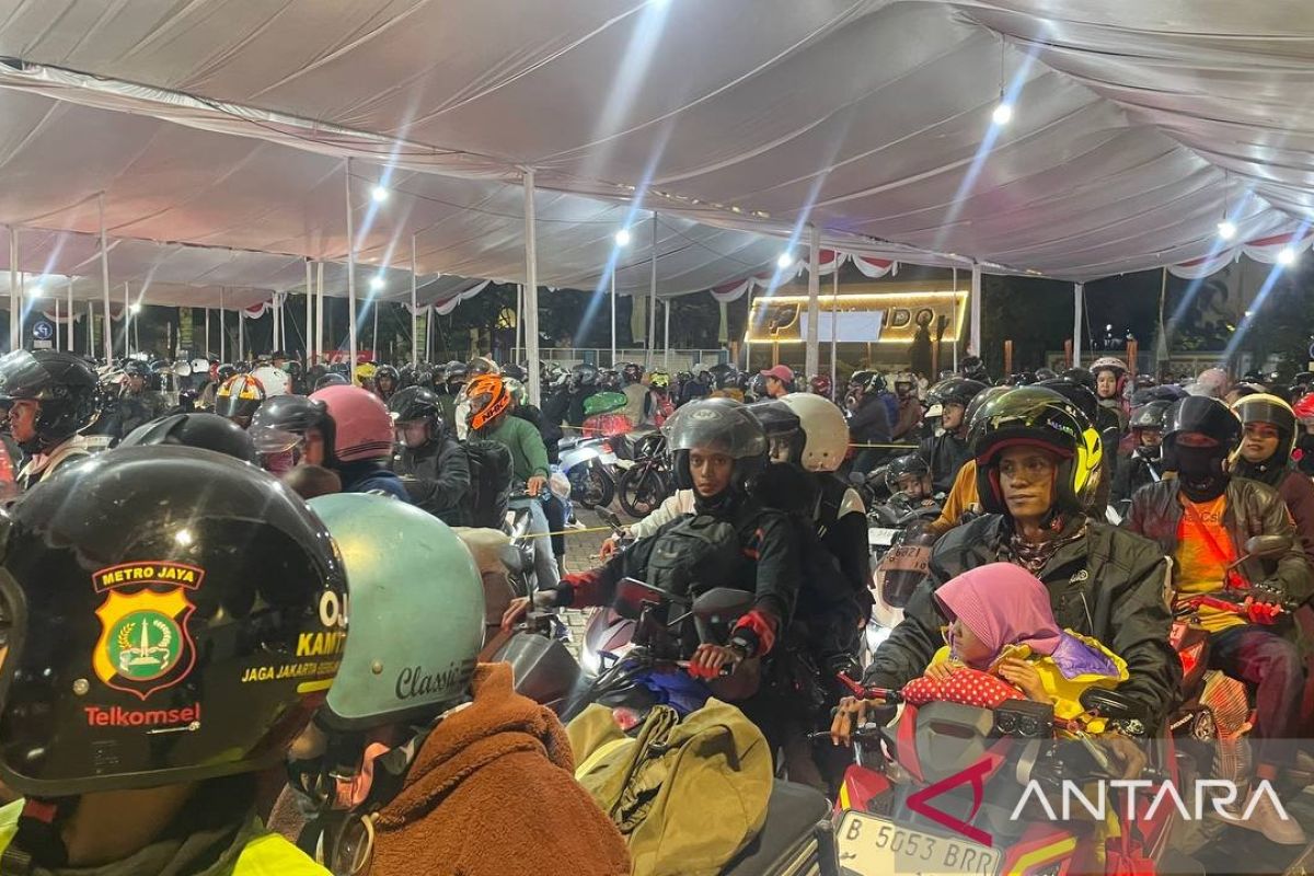 Thousands of homeward-bound travellers crowd Ciwandan Port during peak exodus