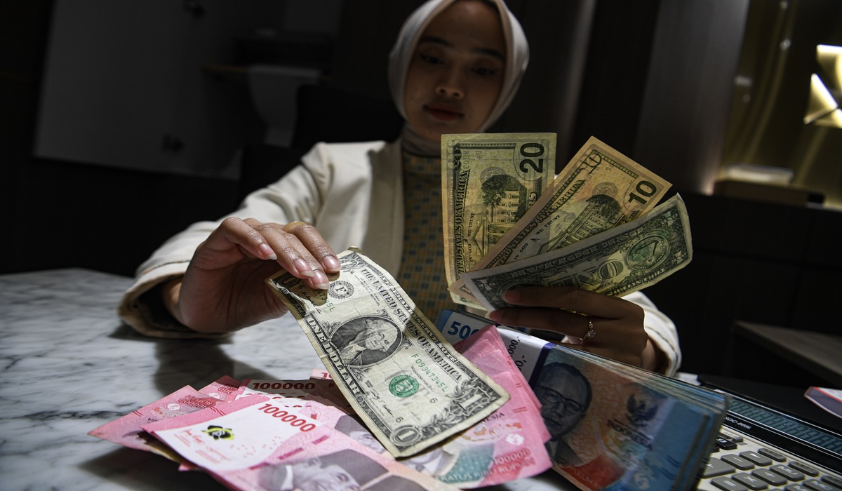 Rupiah Likely to Fluctuate at Rp17,000 Level Ahead of Eid Holiday