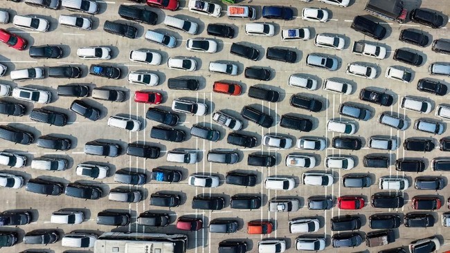Heavy congestion as Jakarta-Cikampek toll road experiences peak exodus traffic towards Central Java