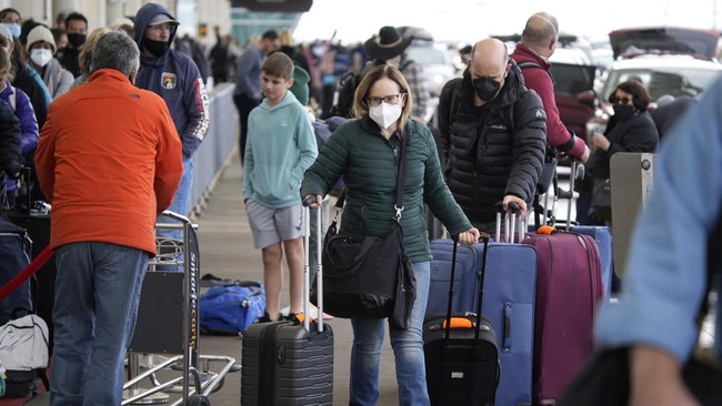 United States in Disarray as Airports Face Closure Threat