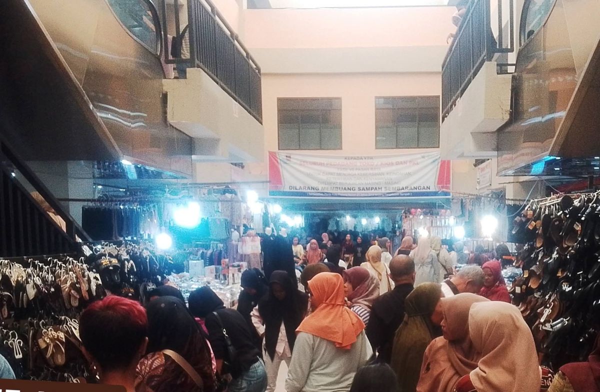 Padang Great Market Packed as Eid Approaches