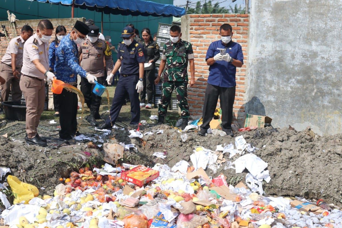 North Sumatra Quarantine Authority Destroys Five Tonnes of Vietnamese Mangoes