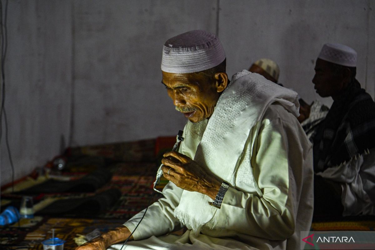 Seeking Divine Grace from a Temporary Mosque