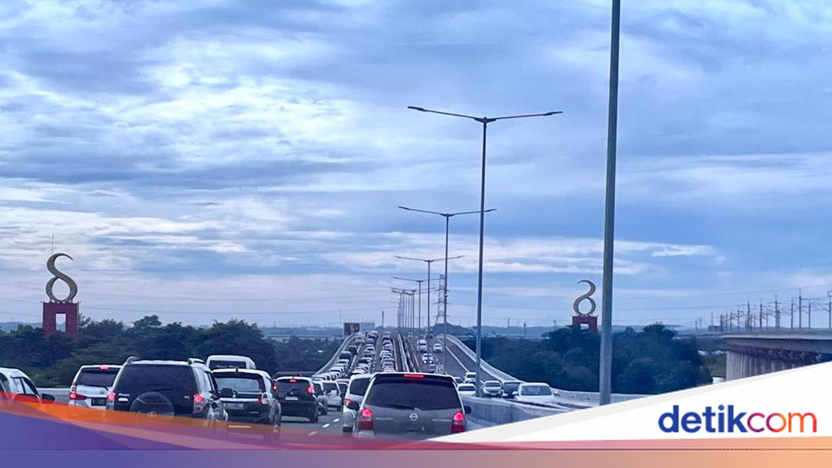 Peak Holiday Traffic: MBZ Toll Road Towards Cikampek Congested This Morning
