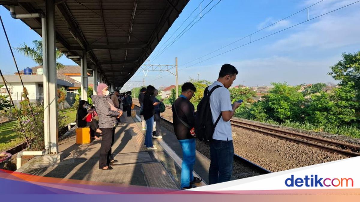 KRL Commuters Still Working Today as Homecoming Delayed