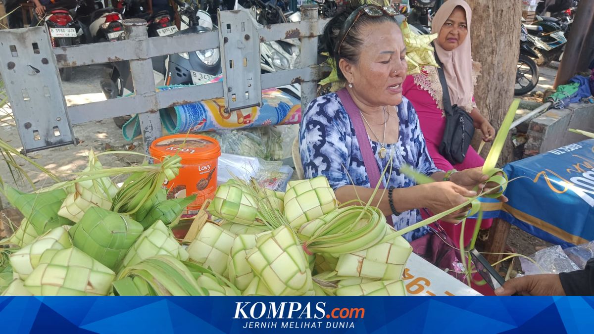 A Heavy Lebaran for Ketupat Weavers: Scarce Buyers, Skyrocketing Palm Frond Prices