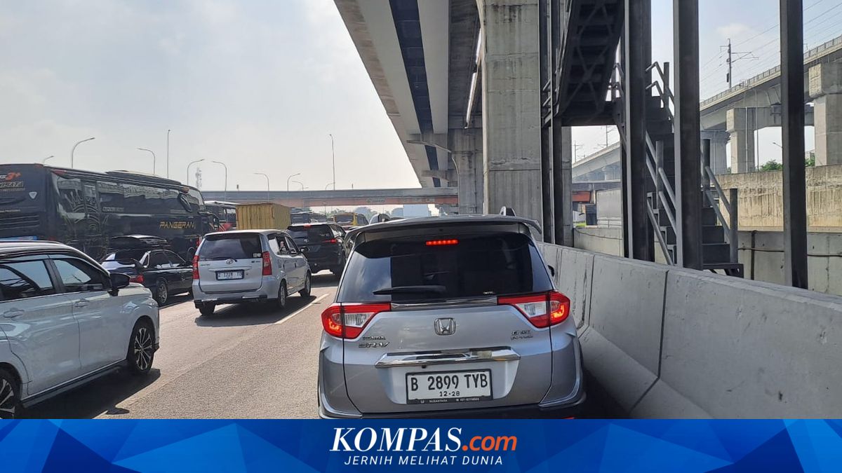 Severe Traffic Congestion on Jakarta–Cikampek Toll Road from Km 15, 1 Km Journey Takes 15 Minutes