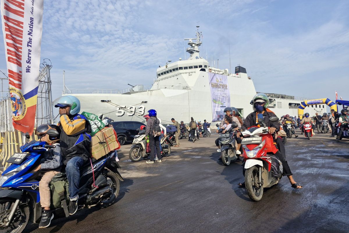 707 Homebound Travellers Transported by Naval Vessel Arrive in Semarang